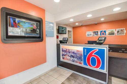 Motel 6-Phoenix AZ - East - main image