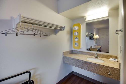 Motel 6-Phoenix, AZ - East Set in a prime location of Phoenix (AZ), Motel 6 Phoenix East puts everything the city has to offer just outside your doorstep. The hotel offers guests a range of services and amenities designed to pr