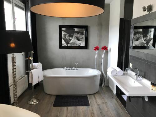 Ванна кімната, Hotel Huis van Bewaring - Bijzonder boutique hotel in historisch pand in Алмело
