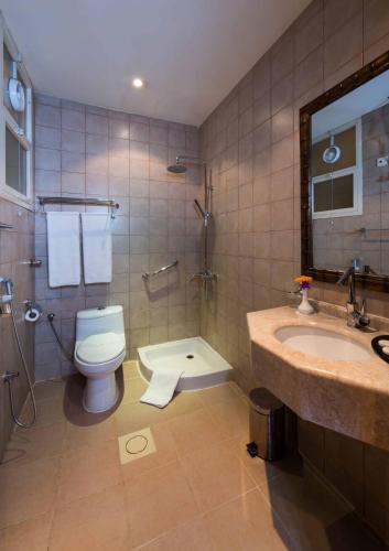 Bathroom, Boudl Buraydah Apartment in Buraydah