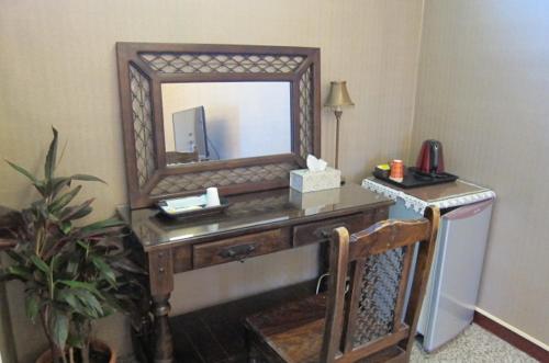 Golden Sunshine near Yanzihkou Trail (Swallow Grotto)