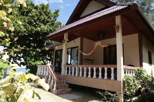Jungle Hut Bungalows & Hotel - 출입구