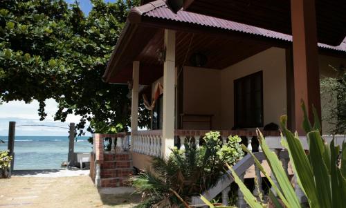 Jungle Hut Bungalows & Hotel - 출입구