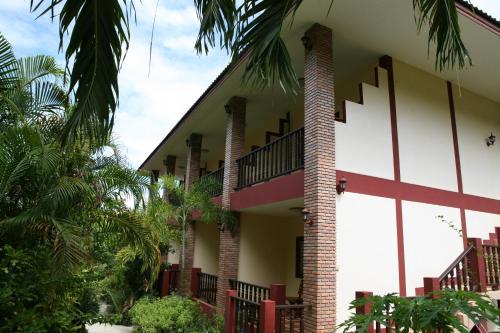 Jungle Hut Bungalows & Hotel - 숙소 외관