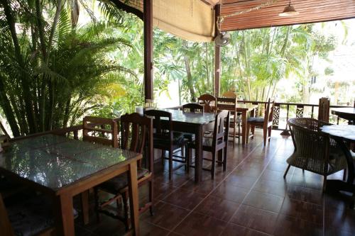 Jungle Hut Bungalows & Hotel - 바/라운지