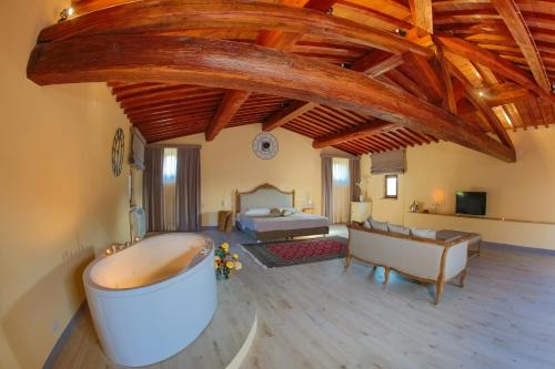 1 king bed, 1 double bed, 2 twin beds