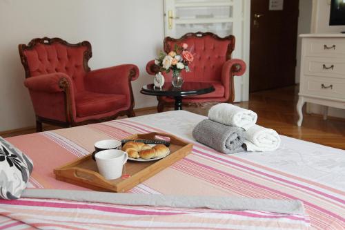 London Apartment - image 6