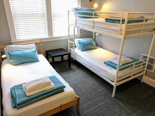 3 twin beds