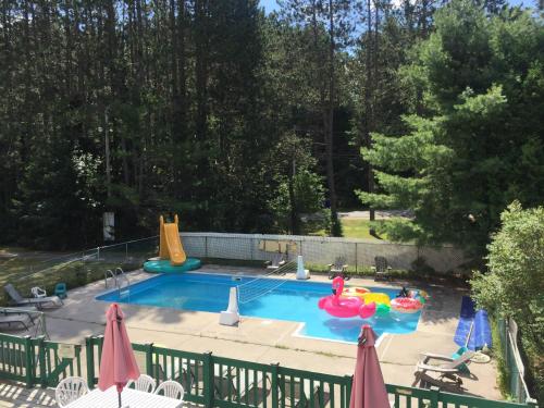 High Falls Bay Cottages, Camping & Waterpark