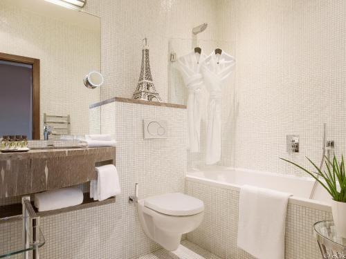 B Montmartre - image 14