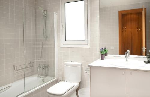 Three-Bedroom Apartment with View - Ronda Universitat image 9