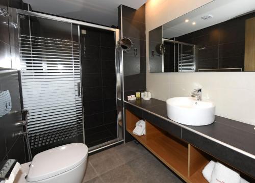 Bathroom, Minoa Hotel in Tolo