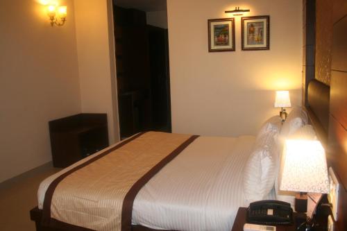 The Royal Retreat Stop at The Royal Retreat to discover the wonders of Ranchi. Featuring a satisfying list of amenities, guests will find their stay at the property a comfortable one. Service-minded staff will welcome
