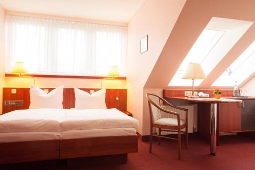 Standard Double Room image 5