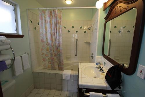 Edgewater Beach Inn & Suites - image 2