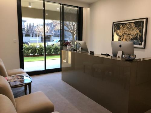نايتس بريدج كانبيرا (Knightsbridge Canberra) in كنجستون