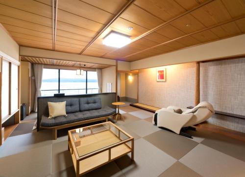 Kagaya Bettei Matsunomidori Stop at Kagaya Bettei Matsunomidori to discover the wonders of Nanao. The property has everything you need for a comfortable stay. Service-minded staff will welcome and guide you at Kagaya Bettei Mats