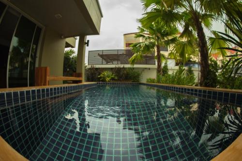 The Suvarnabhumi Apartment Located in Suvarnabhumi Airport, The Suvarnabhumi Apartment is a perfect starting point from which to explore Bangkok. Both business travelers and tourists can enjoy the propertys facilities and serv