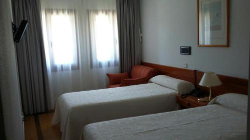 3 twin beds