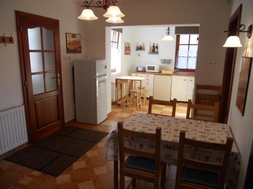 Iekārtas, Villa Pedro in Szigliget
