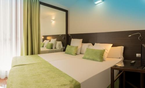 3 bedrooms, 6 beds