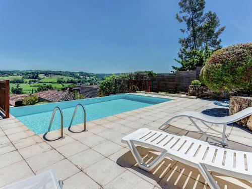 Spacious Holiday Home in Belves with Swimming Pool gîte à louer Capelou