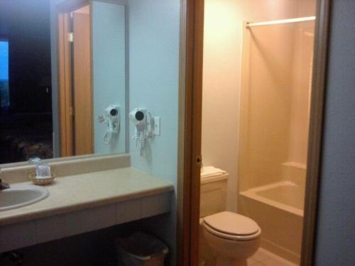 Quail's Nest Inn & Suites - image 8