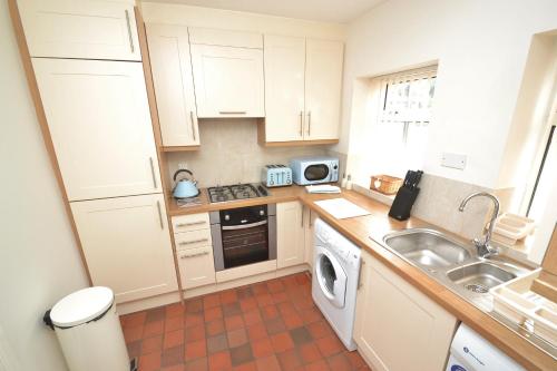 Cocina, Riverside Cottage in Wetherby