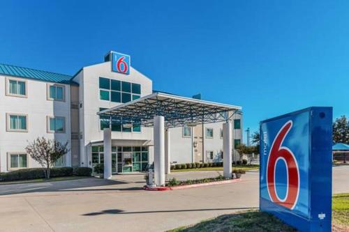 Motel 6-Benbrook, TX - Fort Worth Located in Euless, Motel 6 Fort Worth - Benbrook is a perfect starting point from which to explore Euless (TX). The hotel offers guests a range of services and amenities designed to provide comfort an