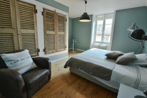 2 twin beds, 1 sofa bed