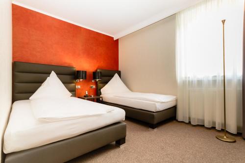 2 twin beds