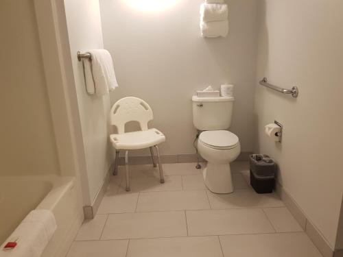 Super 8 by Wyndham Winnipeg West Room Type - Queen Room - Mobility Access/Non-Smoking