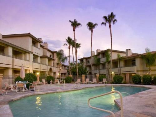 Hot tub, Poolside Condo to 1 of 3 Resort Pool-Spa Complexes, ALL HEATED & OPEN 24/7/365! in North Phoenix