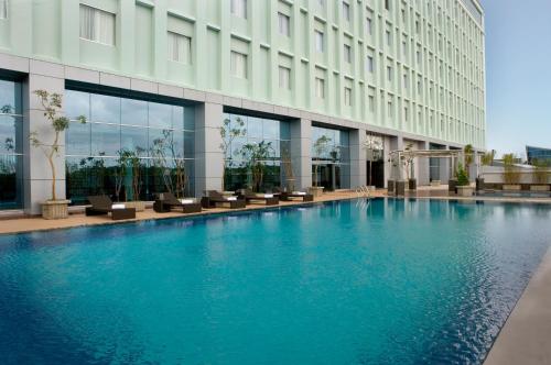 สระว่ายน้ำ, โนโวเทล บังกา โฮเต็ลแอนด์คอนเวนชั่น เซ็นเตอร์ (Novotel Bangka Hotel & Convention Centre) in บังกา