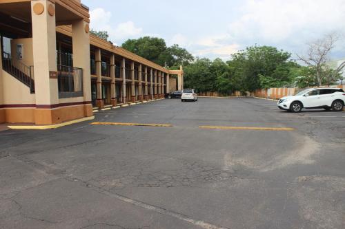 Tampa Inn Near Busch Gardens - image 9