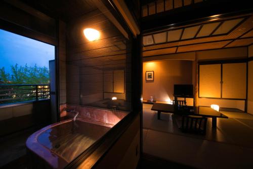 room detail thumbnail 1