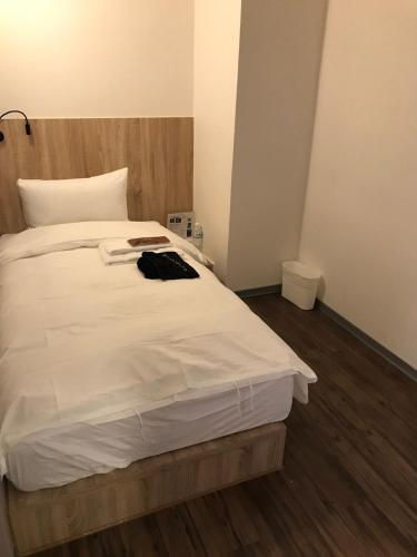 Single Room with Private Bathroom (Male Only) image 6