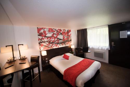 Hotel Pavillon des Gatines Hotel Pavillon des Gatines is conveniently located in the popular Plaisir area. The property has everything you need for a comfortable stay. Service-minded staff will welcome and guide you at Hotel Pa