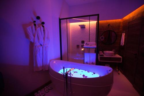Cephanelik Hotel Room Type - Queen Room with Bath