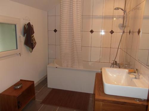 Bathroom, La Grand Cour in Isles-les-Villenoy