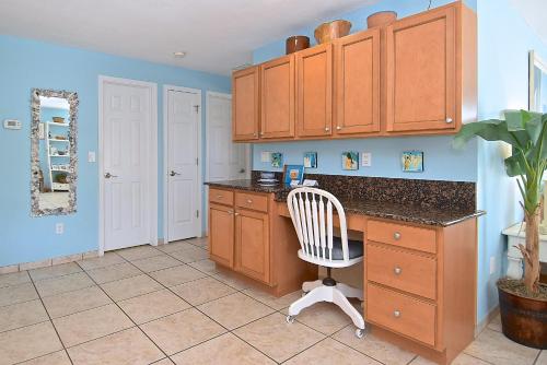 A Beach Retreat on Casey Key - image 5