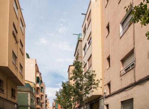 Camp Nou, Europa Fira - modern two-bedroom apartment with heating, Barcelona