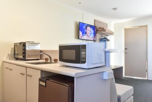 Kitchen, Coffs Windmill Motel in Coffs Harbour