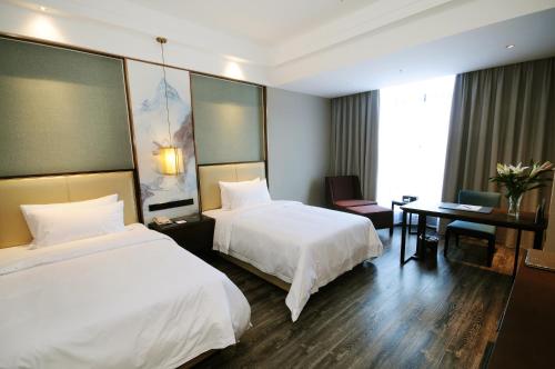 Airport Jianguo Hotel Stop at Airport Jianguo Hotel to discover the wonders of Chengdu. Featuring a satisfying list of amenities, guests will find their stay at the property a comfortable one. Service-minded staff will wel