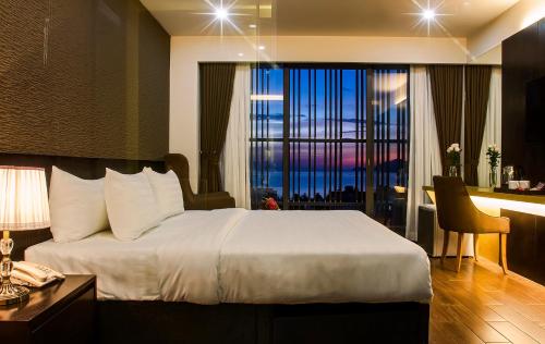 Deluxe Double or Twin Room with Balcony image 2
