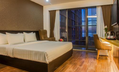 Deluxe Double or Twin Room with Balcony image 3
