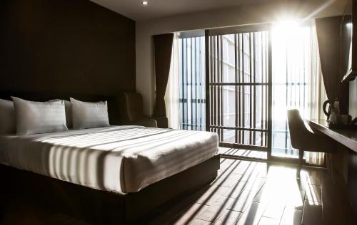 Deluxe Double or Twin Room with Balcony image 4