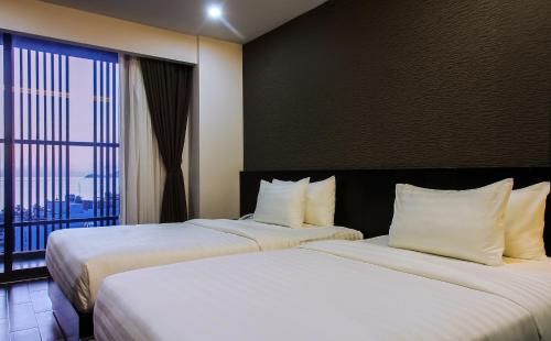 Deluxe Double or Twin Room with Balcony image 5