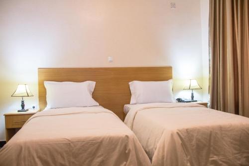 Standard Twin Room with Garden View image 7
