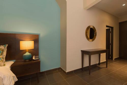 Decanter Hotel - image 4